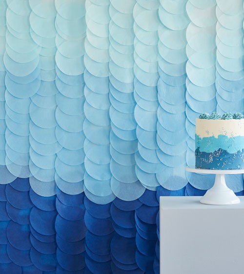 Backdrop aus Seidenpapier-Kreisen - ombre blau